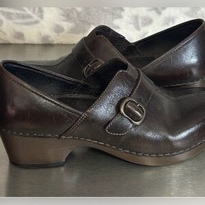 Dansko Tamara clogs in brown leather with a buckle strap. Sz 39 EU